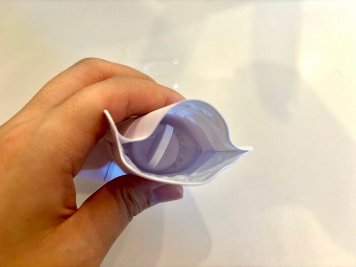 湯たんぽ内の空気をゆっくりと抜き、キャップをしっかりと閉めます