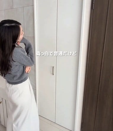 「参考にします」築30年中古マンションの〈クローゼット〉→貼るだけ簡単DIYでホテルライクな〈エレガント空間〉に雰囲気ガラリ！