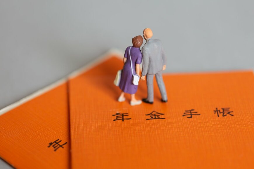 【年金の早見表】2025年度から「増額された年金」6月から支給スタート！前年度と比べどれくらい増えるのか「年金額例」で確認！