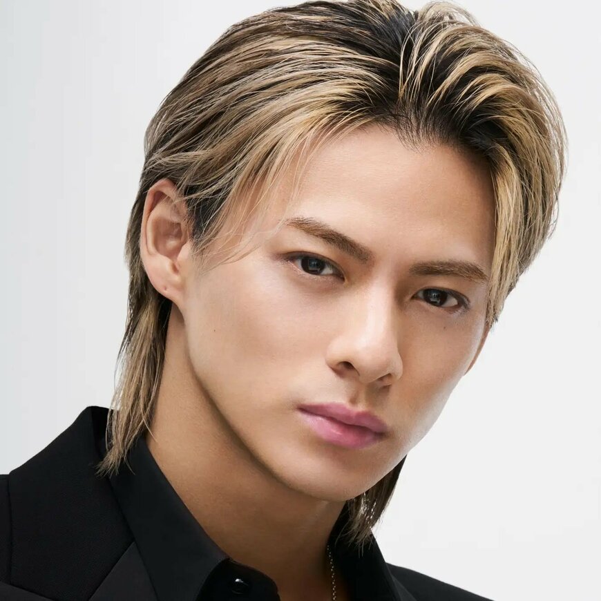 出所：日本ロレアル株式会社「【YSL BEAUTY】 アジア アンバサダー 平野紫耀が纏う、ホリデーシーズンを彩る新LOOK公開！大切なあの人に、ホリデーギフトを。」