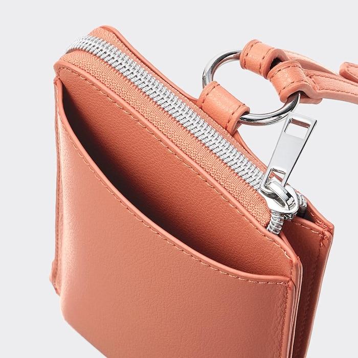 大きめサイズのスマホも入るサイズ（縦17.5cm×横11cm×マチ2cm）です／出所：GU公式 2セットショルダーポーチ