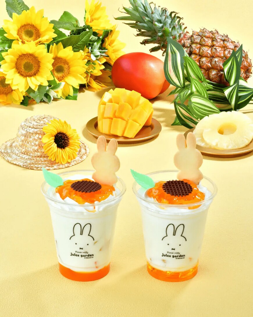 出所：PRTIMES　人気絵本ミッフィーのお花屋さん「フラワーミッフィー」がお届けするドリンクスタンド「フラワーミッフィー ジュースガーデン」よりミッフィーと季節のお花”ひまわり”がテーマの期間限定ドリンク2種が登場！