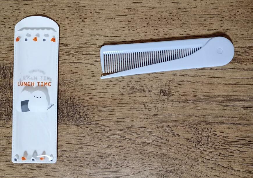 出所：筆者撮影（セリア、ヘアコーム　折込ケース付 シマエナガ）