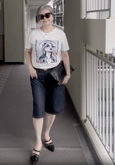 【60代マダム】デニム素材の〈バミューダパンツ〉が素敵！大人の余裕を感じるスタイリッシュなカジュアルコーデに「かっこいい！」「素敵です」の声