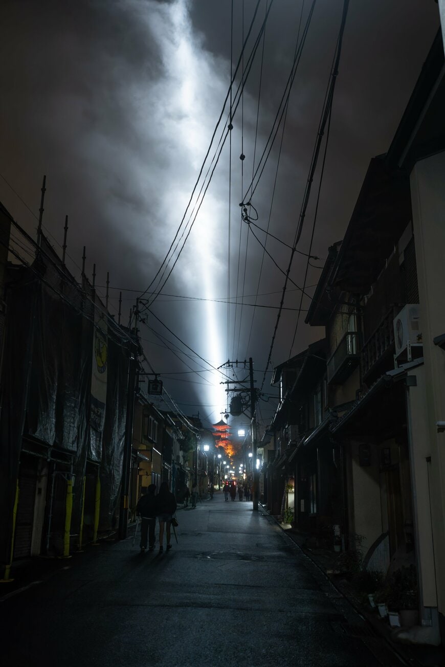 夜空に放たれる謎の光線