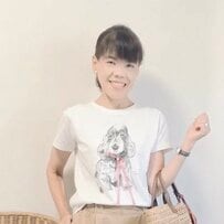 【60代マダムの通勤コーデ】白×ベージュの上品カラーが素敵！「ZARAのワイドパンツ」を着こなす軽やかスタイル