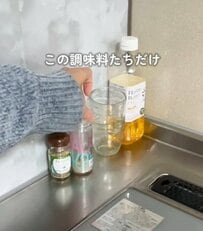 【100均DIY】ダイソーの“かわいい箱”で調味料が浮く！壁にくっつくミニ棚収納が「ナイスアイデア」と話題