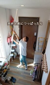 かさばる雨の日セットをまとめる100均DIY。ダイソーの「縦つっぱりポール」を活用し、幅約7cmの省スペースに子ども用の長靴や傘を浮かせて収納する手順と仕上がり