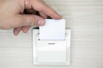 客室のカードキーをホルダーに差し込んでる？「基本カードキーを差す」「2枚もらって対策」と話題