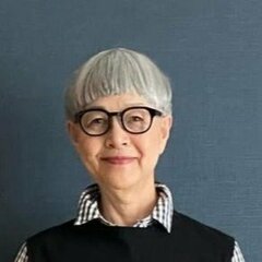 「シックで素敵」70代マダムが着こなす無印良品のギンガムチェックブラウス。ベージュのチノパンを合わせ、重くなりすぎない印象を作るスタイリング