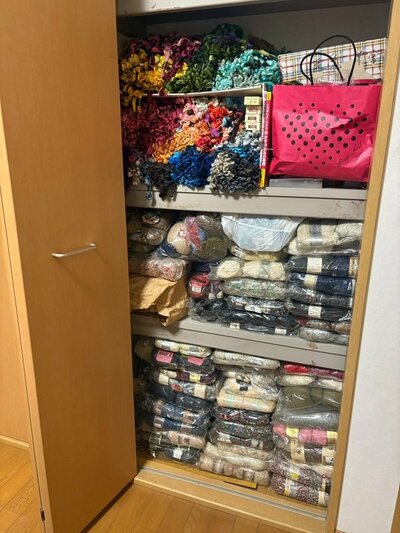 押し入れいっぱいに詰まった毛糸と刺繍糸