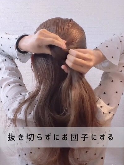 耳上の髪をまとめる