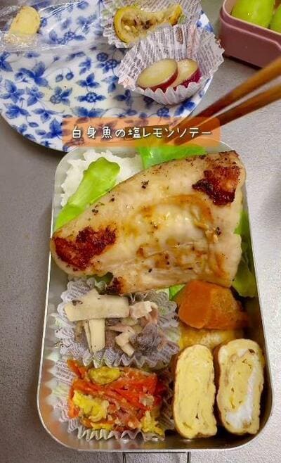 白身魚の塩レモンソテーを葉っぱの上にのせたところ
