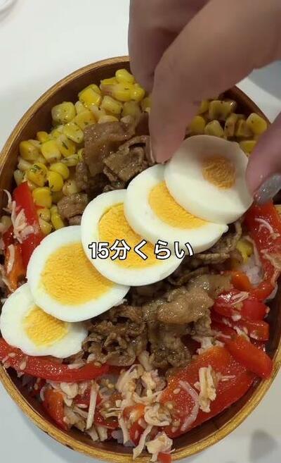 焼肉に重ねるように、輪切りのゆで卵が並べられていくところ