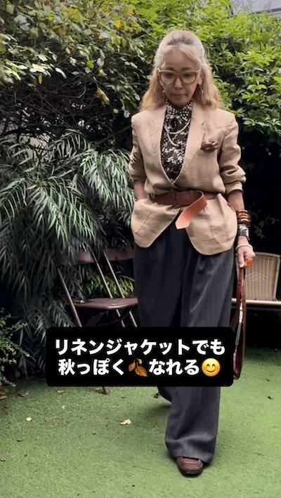 ベージュのリネンジャケットで秋らしさを演出したコーデ