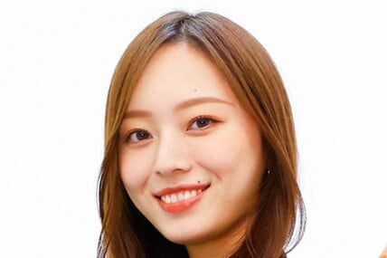 乃木坂46梅澤美波 スタイル抜群！スリット白ドレス姿の美貌にSNSうっとり 2nd写真集ショット披露