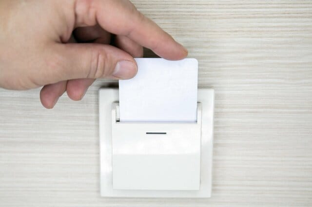 客室のカードキーをホルダーに差し込んでる？「基本カードキーを差す」「2枚もらって対策」と話題