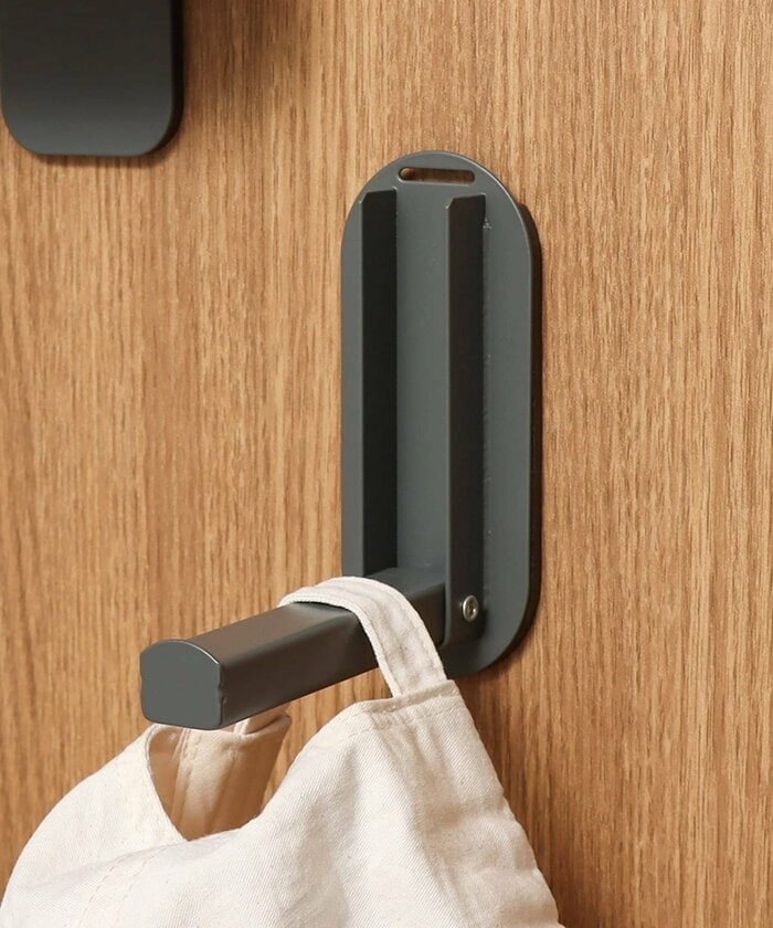 磁石が付く玄関ドアなどを収納場所として使えます