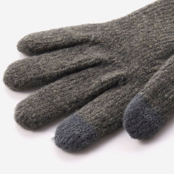 親指と人差し指の指先には導電糸が入っていて、着脱せずにスマホ操作が可能