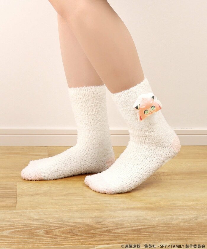 お部屋でのリラックスタイムに欠かせないのが、足元を暖かく保つ「もこもこ靴下」