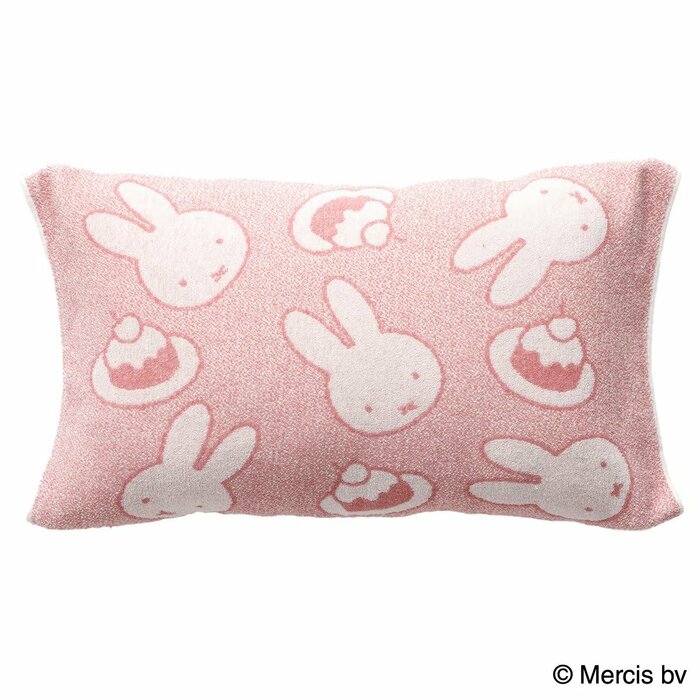 枕カバーを裏返すだけでお部屋の印象を手軽に変えられるのは嬉しいポイント