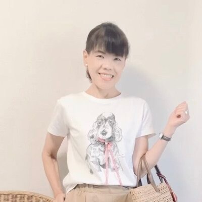 【60代マダムの通勤コーデ】白×ベージュの上品カラーが素敵！「ZARAのワイドパンツ」を着こなす軽やかスタイル
