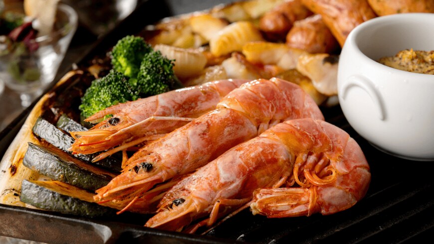 鮮魚と季節野菜のプランチャ（出所：ヨコハマ グランド インターコンチネンタル ホテル）