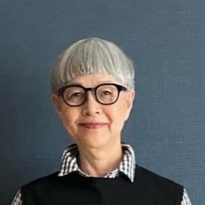 「シックで素敵」70代マダムが着こなす無印良品のギンガムチェックブラウス。ベージュのチノパンを合わせ、重くなりすぎない印象を作るスタイリング