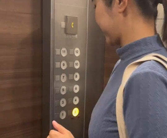 ホテルマンあるある？エレベーターでやりがちなことに「一般人だけどやってる」「めっちゃわかる」と共感