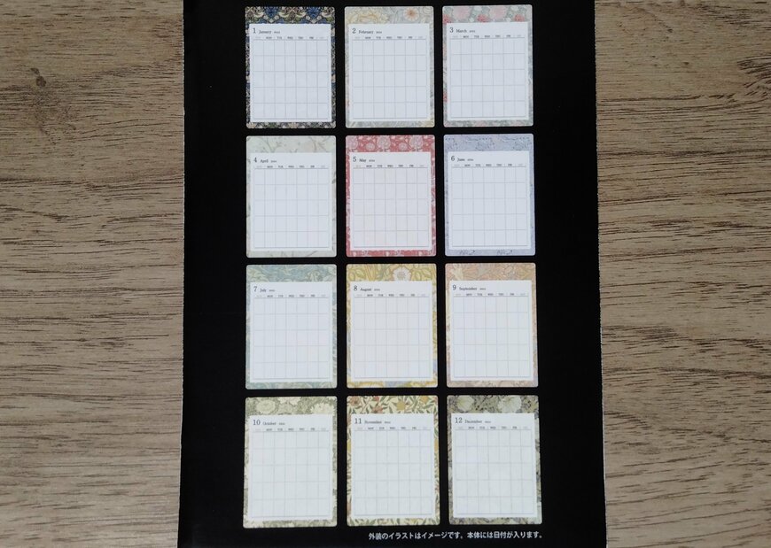 筆者撮影（セリア、シートシールカレンダー 大サイズ マスターピースコレクション/WM 日曜はじまり）