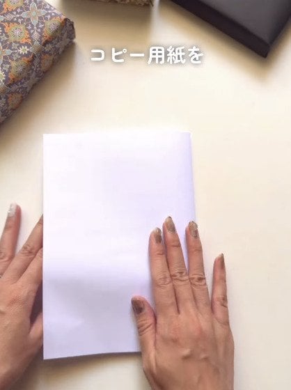 【ラッピングDIY】普通のプレゼントボックスが…　コピー用紙とリボンやボタンで〈スーツ風ラッピング〉が完成