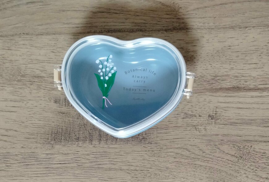 筆者撮影（セリア、ミモザ＆スズラン ハート型ランチBOX 250ml）