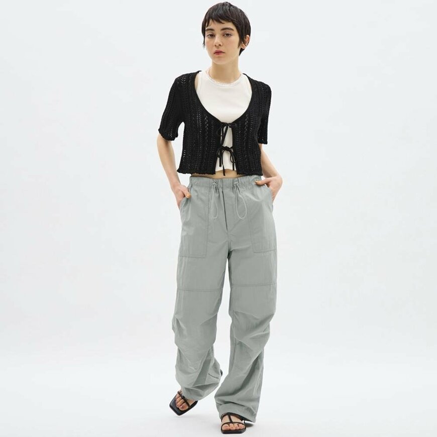 出所：GU公式　テックパラシュートプルオンパンツ