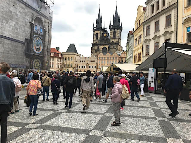 観光客で賑わう旧市街