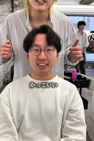 明るい表情で喜ぶ男性