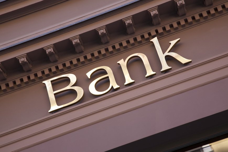 なぜ銀行は債務超過の借り手を支えるのか？