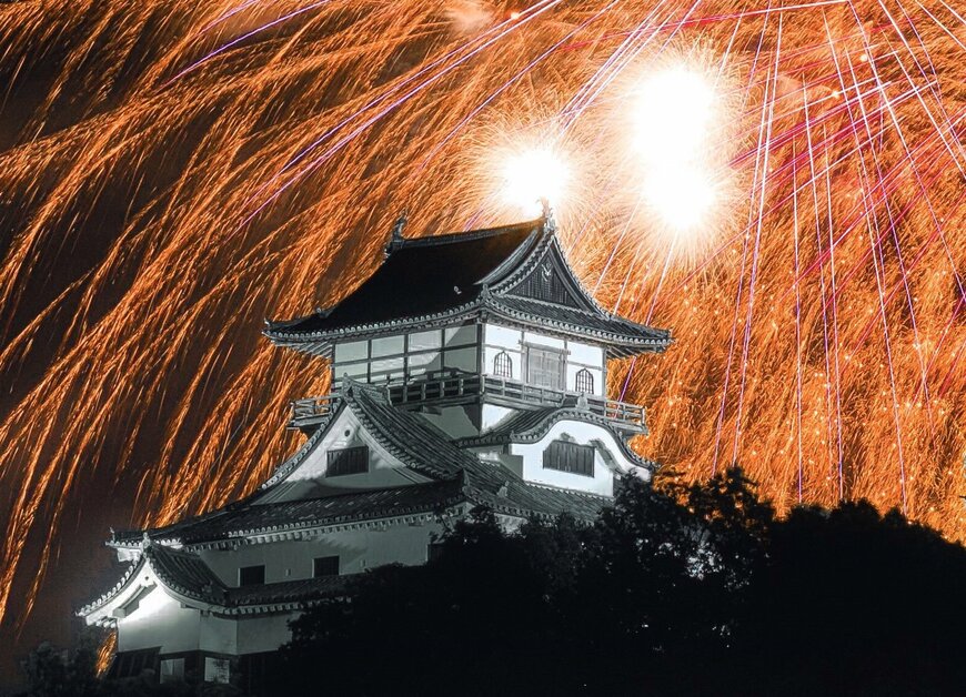 愛知県・国宝犬山城のバックに打ち上がる花火写真が話題！4枚同じ構図も「2枚目が好き」の声が多数