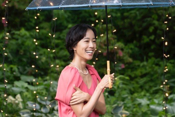 石橋静河が出演したCMメイキング画像 ©三井住友カード「街を、時代を歩く人」篇