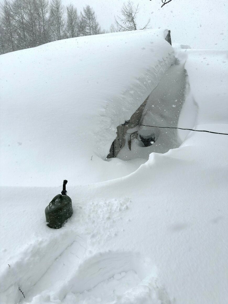 屋根からせり出した分厚い雪