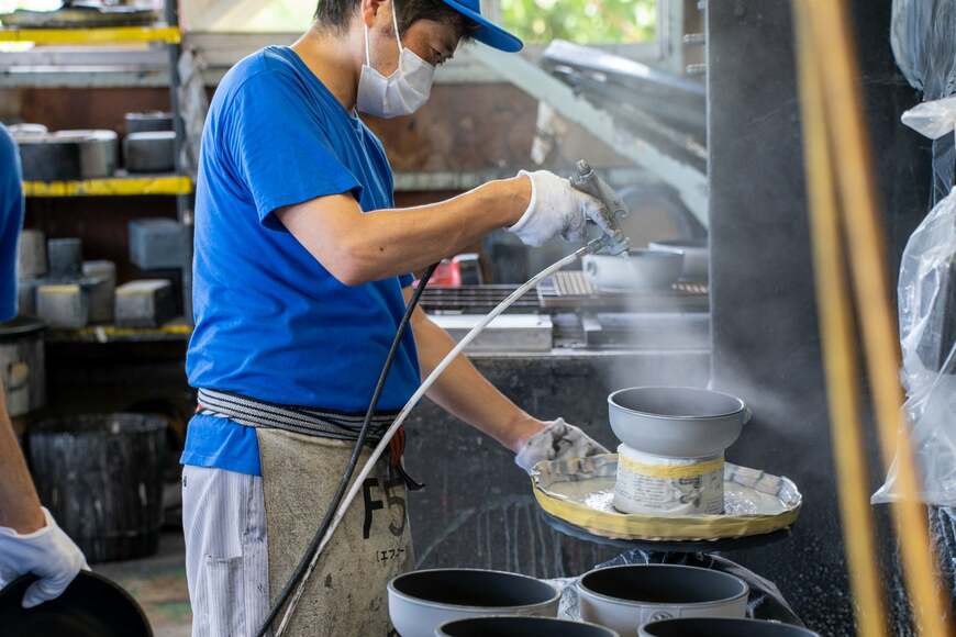 職人が一つひとつ丁寧に仕上げ作業を行う様子