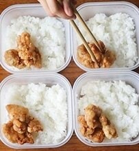 茶色のおかずが詰まった飾らないタッパー弁当！シンプルで一番美味しいと評価される理由