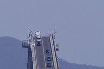 【島根県】あまりにも急勾配すぎる橋に目を疑う　「自動車のCMで使われた橋ですね」
