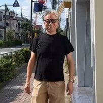 【73歳イケオジ】黒Tシャツ×ベージュパンツの頑張りすぎない「シンプルコーデ」がおしゃれ！小物できちんと感をプラス
