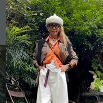 【60代女性】オレンジを主役にした大人のカジュアルコーデ！白パンツで軽やかに着こなす