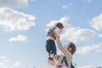 「児童手当の所得制限の撤廃論」が注目を集める。少子化への具体策になるのか