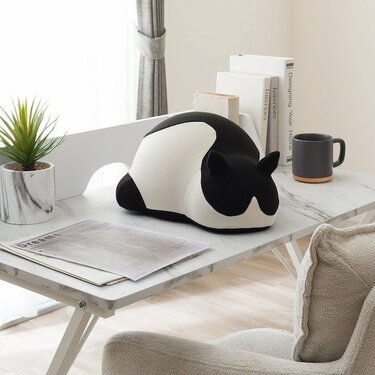 香箱座りをしている猫！？ニトリに登場した「猫型のお昼寝枕がカワイイ