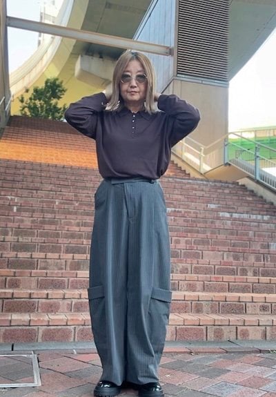 ポロニットにグレーのパンツを合わせたコーデ