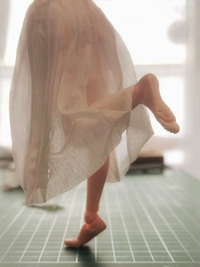 白い服から伸びる足