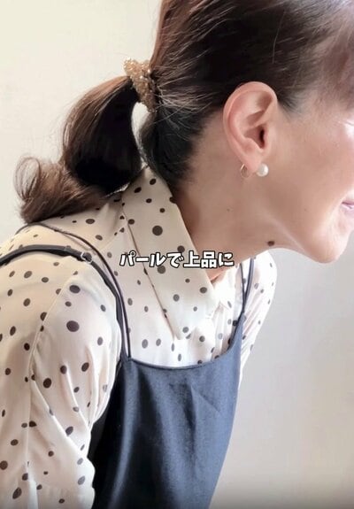耳元のパールで添えた上品さ
