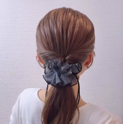【夏のお仕事ヘア】超簡単3STEP！くるりんぱで崩れにくい“大人のローポニーヘアアレンジ” 　平日におすすめのお洒落まとめ髪に「お上品で好き」「今日の仕事はこれだー！」の声